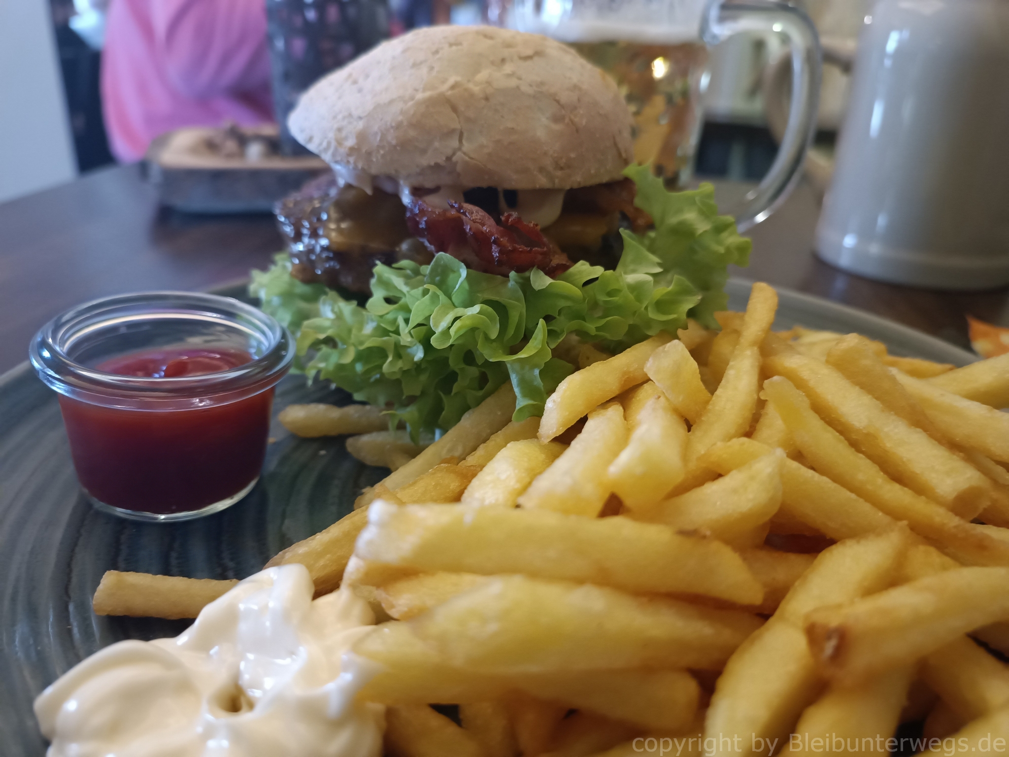 Burger mit Pommes!