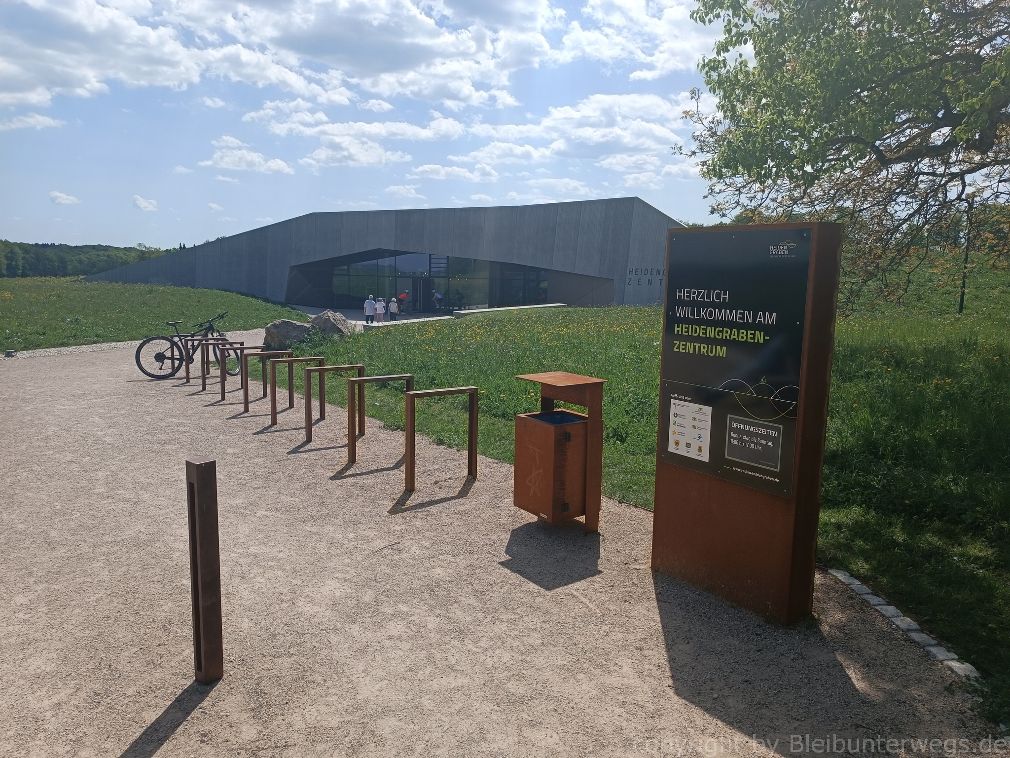 u.a. zum Heidegraben Zentrum