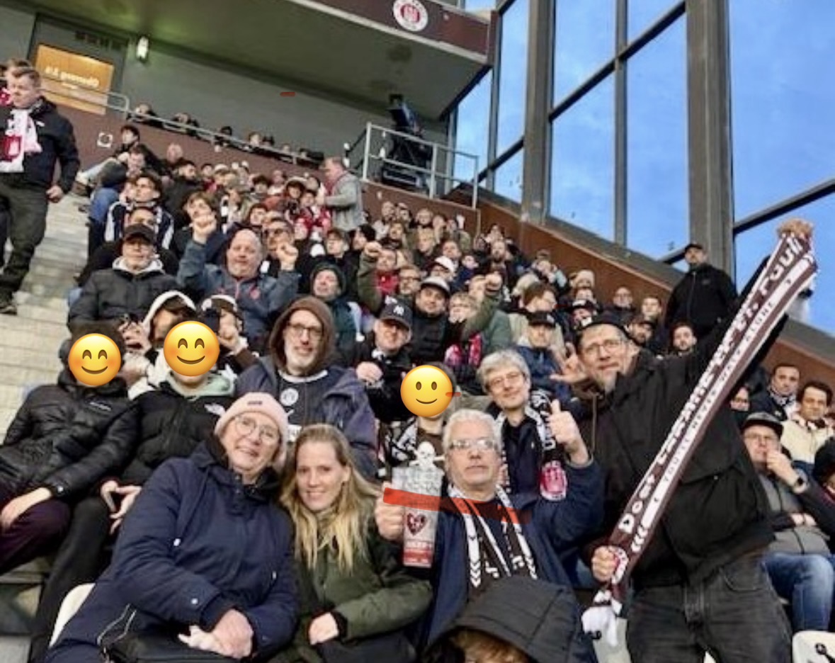 Obere Reihe sind 4 Deaf-Fanclub Bayern München