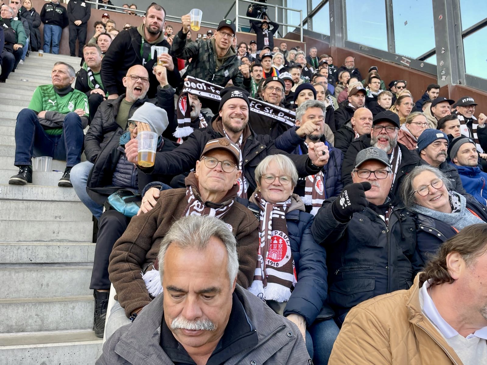 12 Deaf-Fanclub FC-St.Pauli Mitglieder und oben darüber 4 Deaf Fanclub von B. M´gladbach