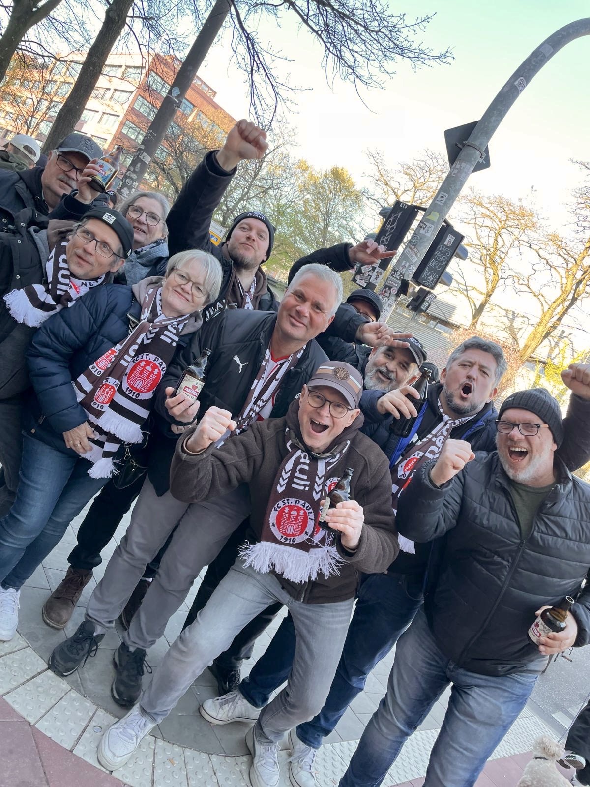 Gute Laune Vorne: David, Marion, Alexander K., Torsten und Nobert. Hintern: Thomas M., Sabine, Dennis, Sören (Versteck), Heiko und Danny