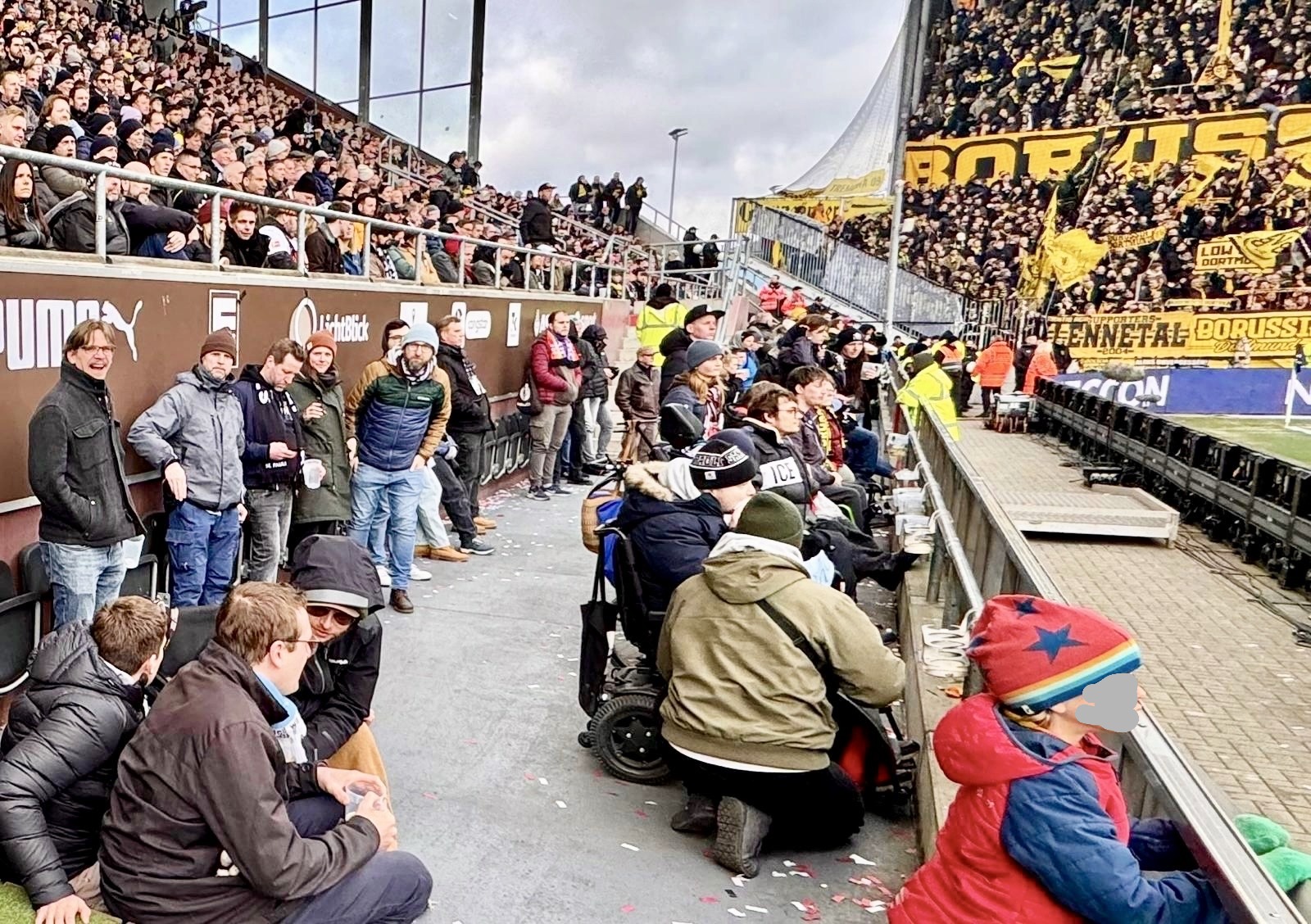 Wir, Deaf-Fanclub, sind letzte Mal im Rollstuhlbereich!