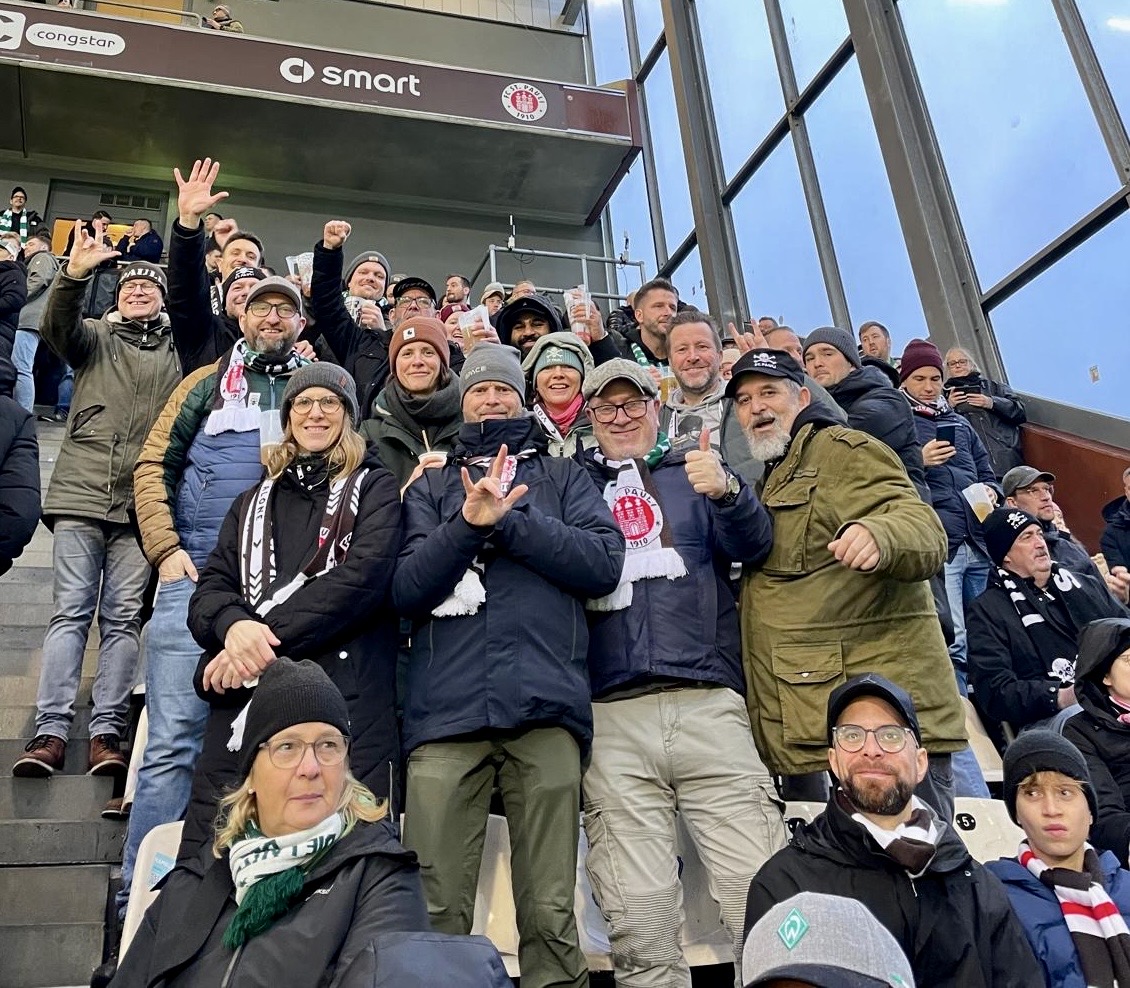 Deaf-Fanclub FC St. Pauli mit 4 Deaf Fanclub W. Bremen