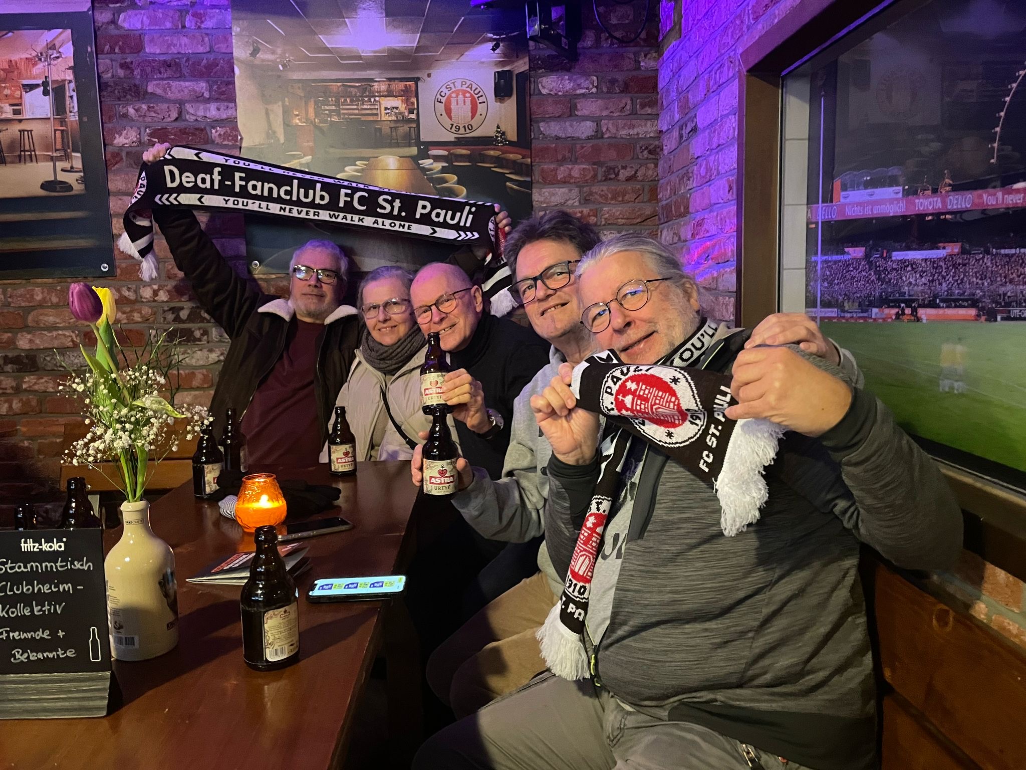 Im Clubheim Millerntor Mark, seine Frau, Torsten, Michael V. und Markus W,