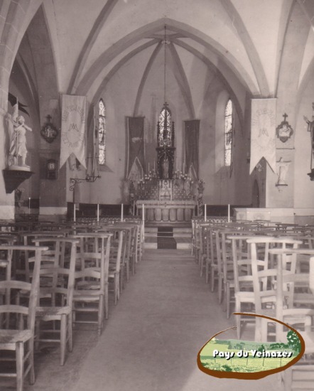 Intérieur de l'église d'Aubespeyre (Junhac) pavoisé des bannières du pèlerinage 