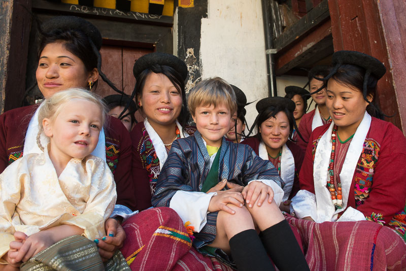 Larina und Gian-Andri kennen keine Berührungsängste vor der einheimischen Bevölkerung im Himalaya, hier mit Nomadenfrauen aus Merak Sakten in Bhutan