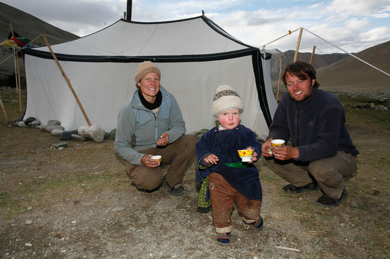 Martina und Thomas Zwahlen mit ihrem Sohn Gian-Andri bei den Nomaden in Kharnak