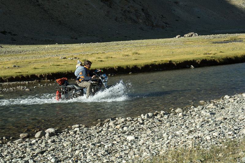 Mit Enfield und Kleinkind unterwegs in Ladakh