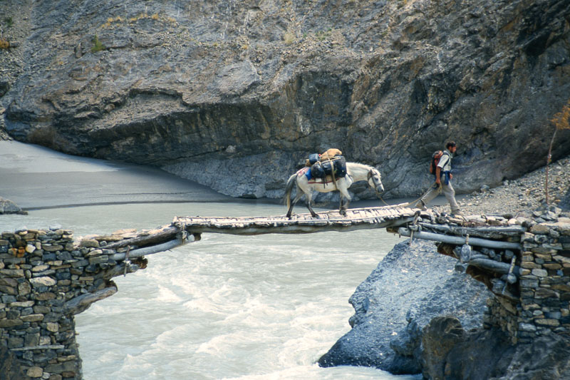 Beim Überqueren des Tsarap-Flusses in Zanskar