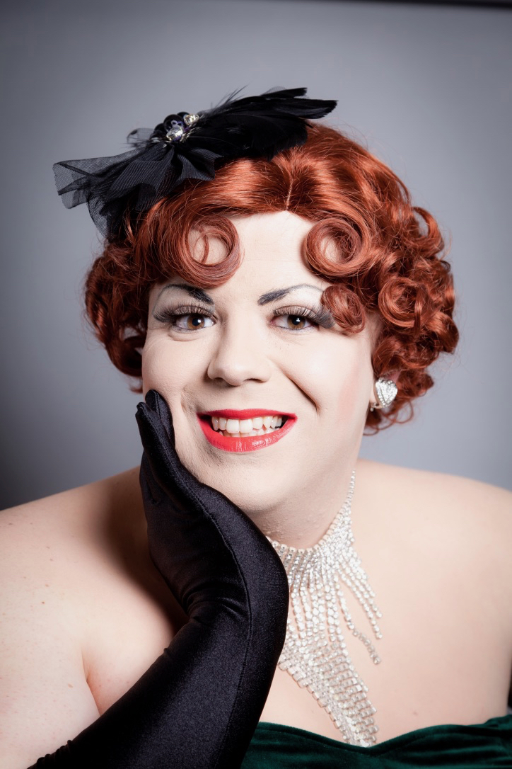 Travestie-Performer Andi aka Darina Bouchet kommt bei ausreichend Anmeldungen zur Unterstützung und hilft den Teilnehmerinnen beim Schminken! Wie Du siehst beherrscht Darina Vintage-Bühnen-Make-Up! (Nicht zu verwechseln mit modernem Drag-Queen Make-up!)