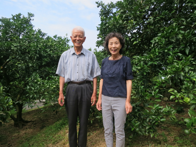 鶴田志郎さんと鶴田ほとりさん　鶴田自然農園にて