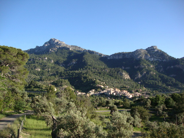 Estellences mit Puig Galatsó (1024m).