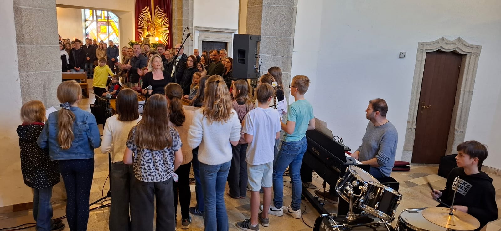 Schul-Chor gestaltet Vorstellungsgottesdienst der Firmlinge