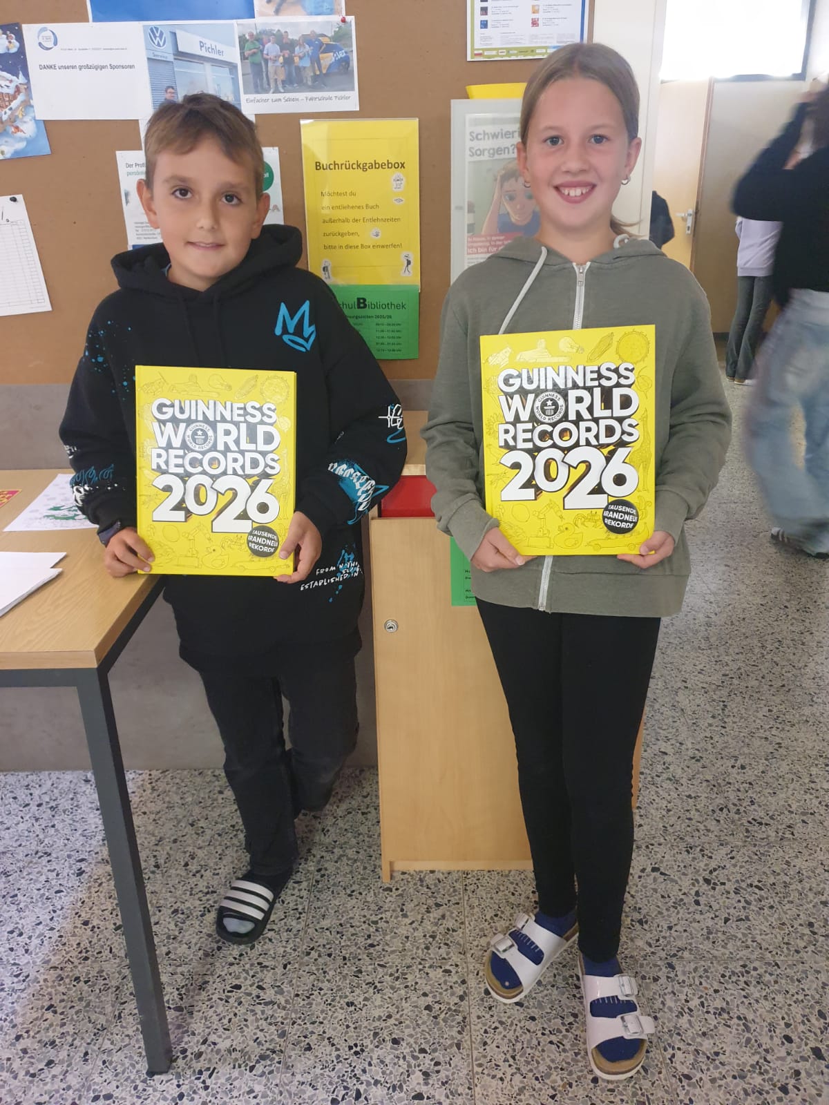 Gewinner Bibliotheksquiz: Anna Kehrer (1b) und Tobias Wolfesberger (1a)