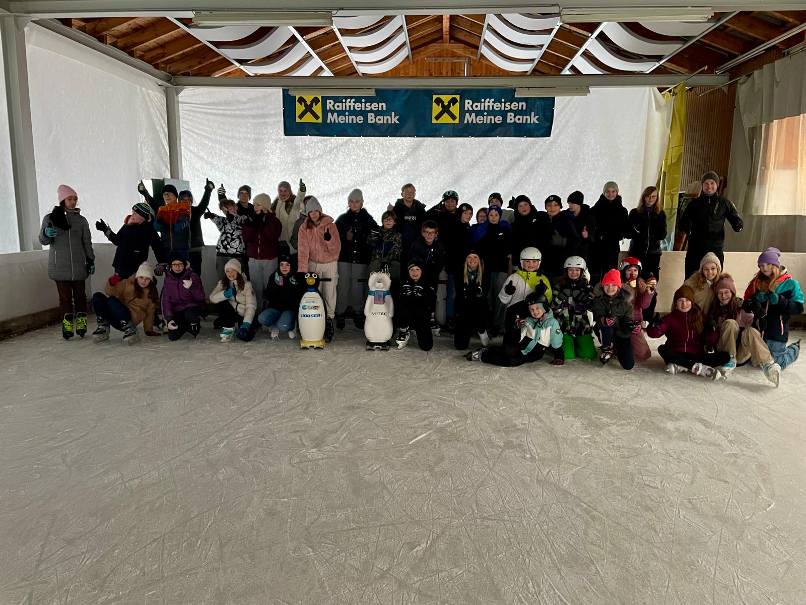 Sportunterricht am Eislaufplatz der Gemeinde St. Martin