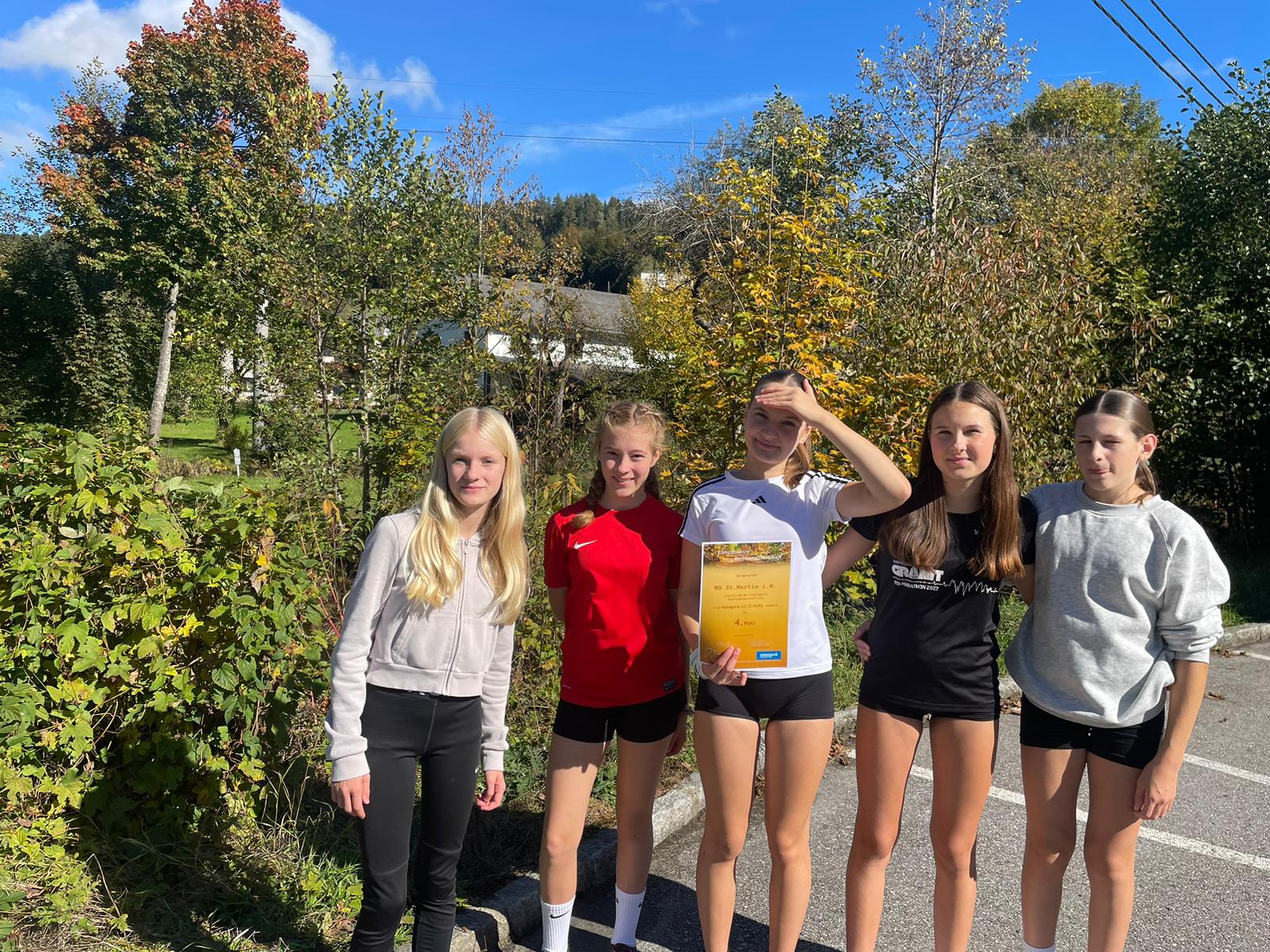 Cross Country Bezirksmeisterschaften: 4. Platz für die Mädchen der 3. Klassen - gratuliere!