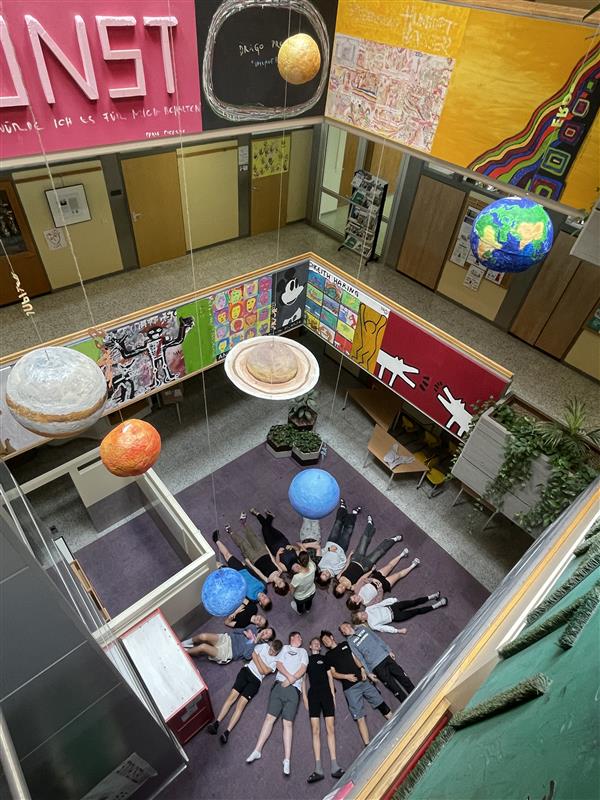 3. Klasse: Planeten in der Aula