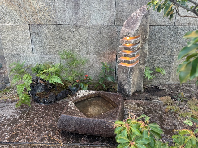 ホーム - 自然石・灯籠・庭園石材【(有)豊前屋庭石店】東京都世田谷