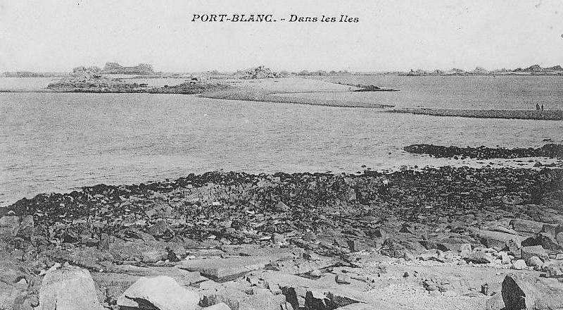 Vue de l’île au Femmes vers 1900, on voit bien la tranchée dans le sillon de l’île aux Femmes pour le passage des bateaux