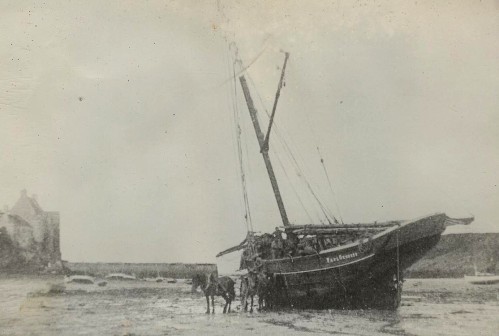 La gabare motorisée  Paul Georges avec son mât de charge, le Paul George finira sa carrière comme sablier à l’île de Batz  (Photo blog d’histoire du Conquet de Jean-Pierre Clochon)