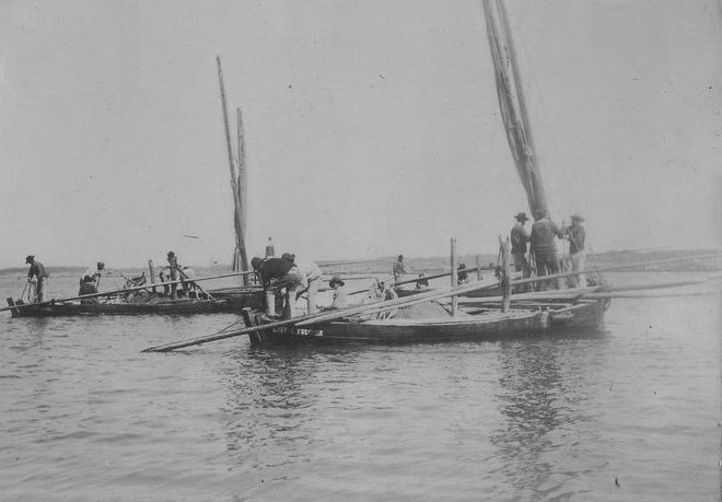 Les bateaux sont chargés et se prépare à appareiller pour remonter la rivière de Tréguier avec leur lourd chargement (photo de Faudacq archives départementales 22)