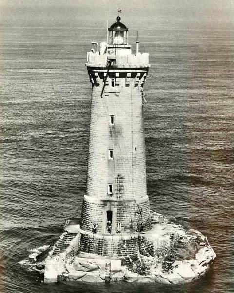 Le four par temps calme, les trois gardiens sont sortis sur la plateforme à la base du phare