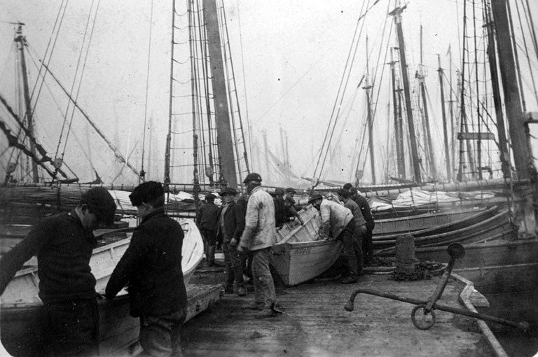 Embarquement des doris à bord d’une goélette franche, elles sont nettement plus petite que les terre-neuviers malouin , l’équipage de l’Amélie Julia était de 15 hommes