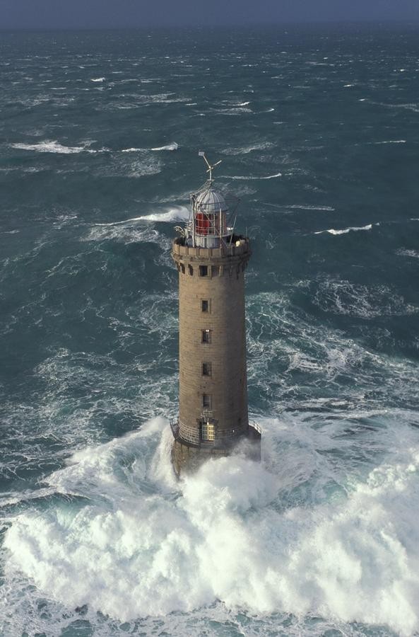 Par ce temps là, les chaloupes du Tijuca n’auraient pas pu aborder le phare de Kéréon (photo Yannick le Gall