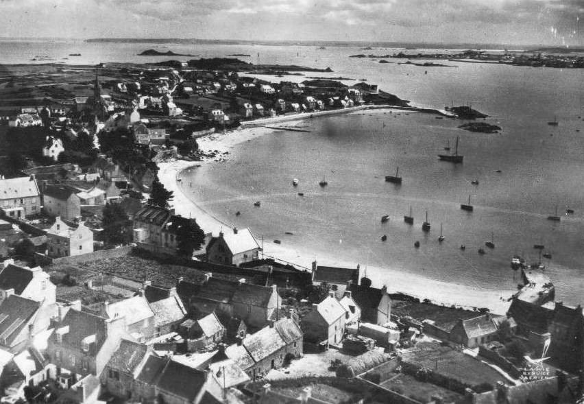 Le port de l’île de Batz dans les années 60, on aperçoit au mouillage deux grand sloups sabliers