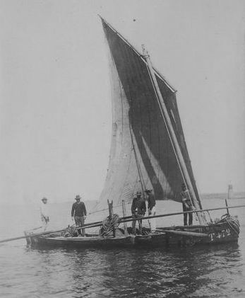 Bateau à sable de Tréguier faisant route, remarquer le faible franc bord pour un bateau creux  (photo de Faudacq archives départementales 22)