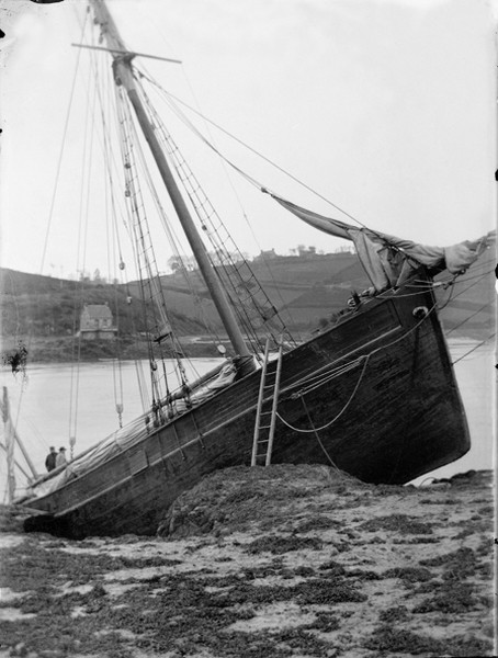 Cotre à tapecul de cabotage échoué en rivière de Tréguier, photographie du peintre et douanier Faudacq vers 1890 (Coll particulière)