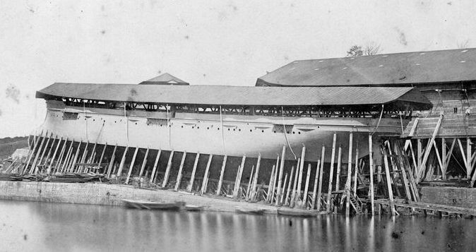 Le Nielly en cours de construction à l’arsenal de Brest photographié le 4 mai 1880
