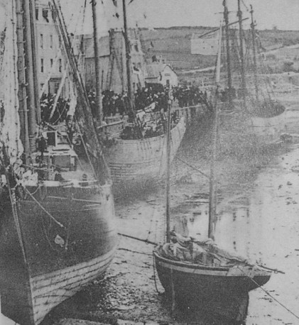 Le port de Dahouet vers 1910, au moment du départ des morutiers, la goélette de gauche est doublée en cuivre