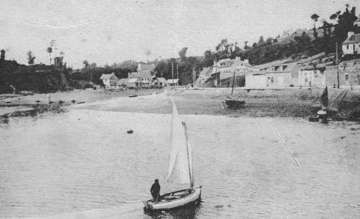 Le port de Lézardrieux depuis le môle , un joli canot à misaine arrive au portant