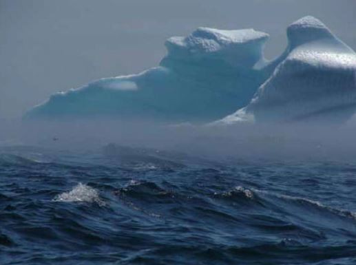 Iceberg par un coup de vent, on imagine les difficultés des voiliers français pour s’approcher de la zone du naufrage et secourir les 6 chaloupes