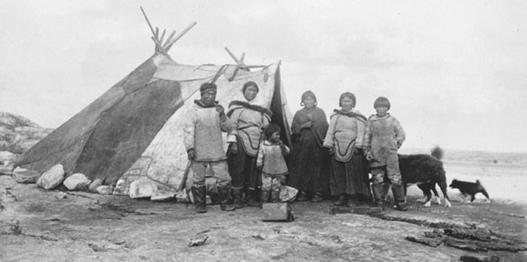 Campement d’inuits en été, les toiles à voile ainsi que les filets de pêche comme les sennes présentaient pour eux, un grand intérêt 