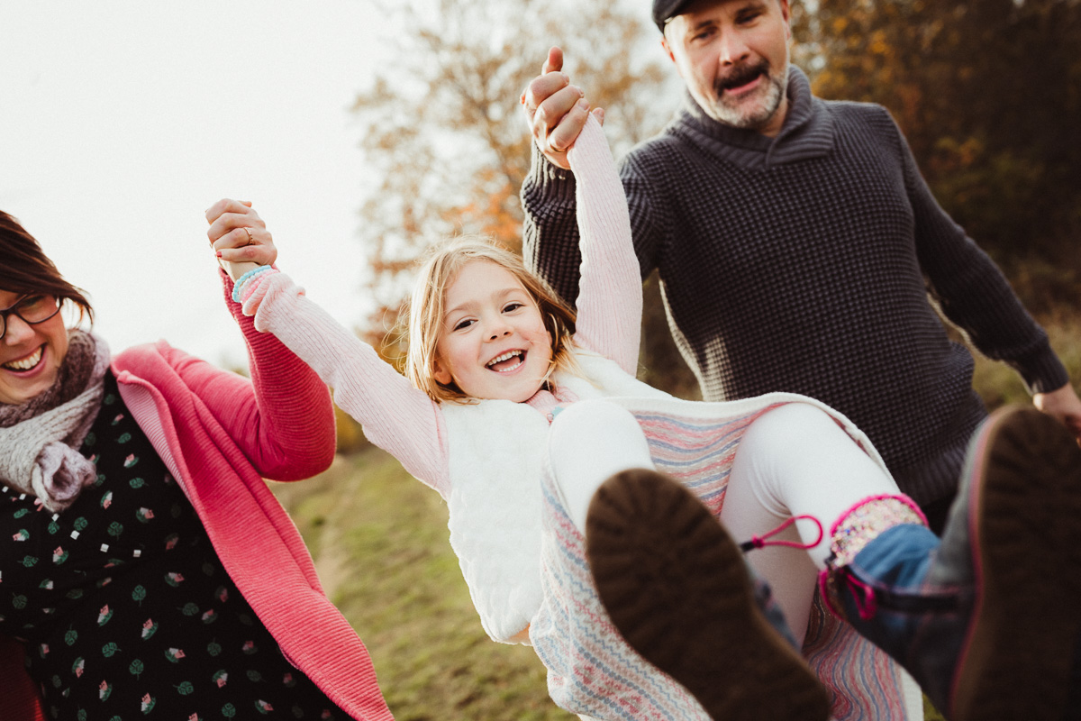 Familie hat Spaß beim Familienshooting
