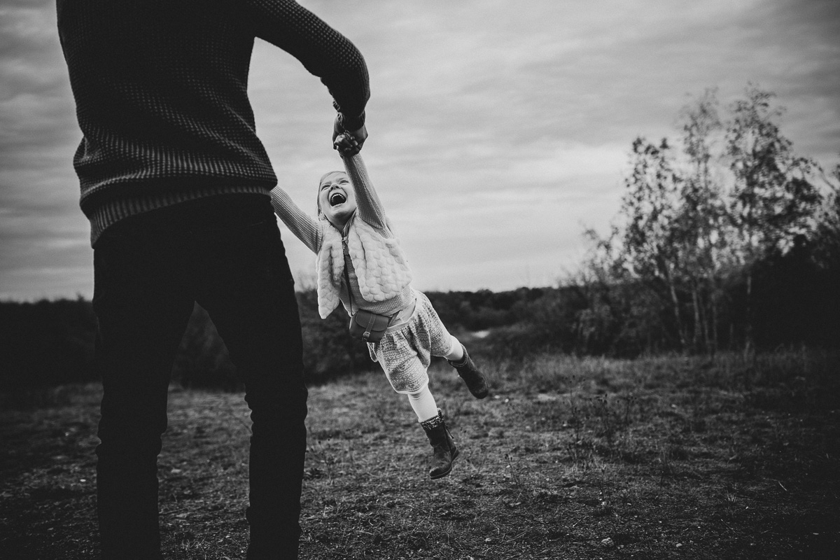 Mädchen fliegt an Papas Händen