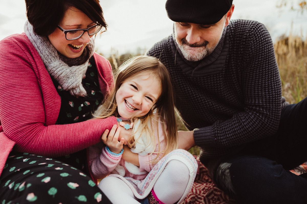 Lachende Familie mit Kind