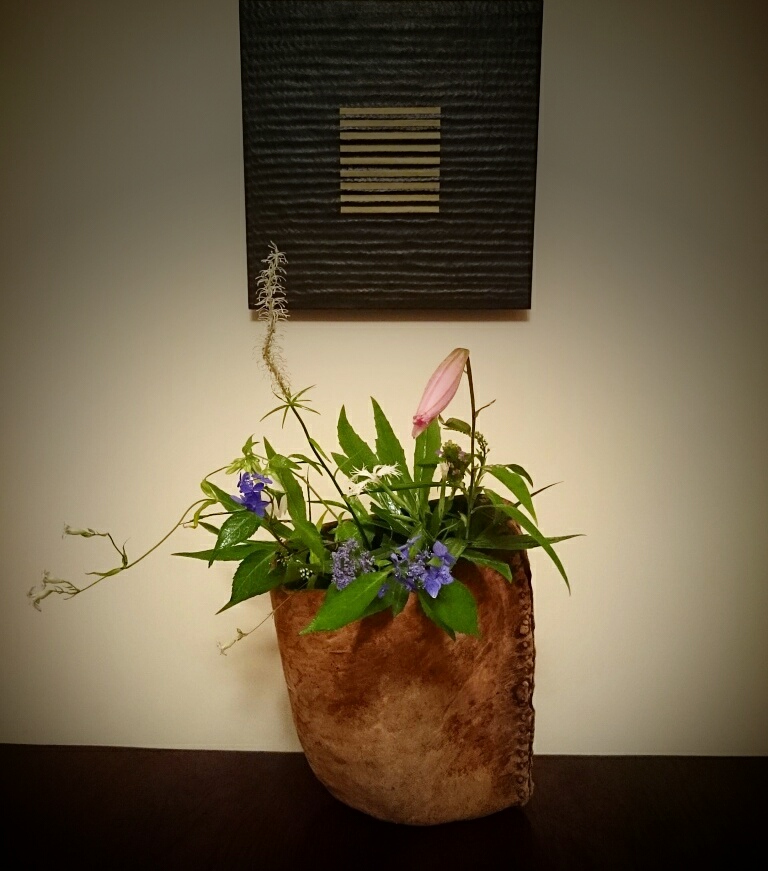 写真の花:笹百合、山紫陽花、河原撫子、白糸草、沼虎ノ尾、千手岩菲、靭草、破傘 (器: ペルー皮袋 19世紀)
