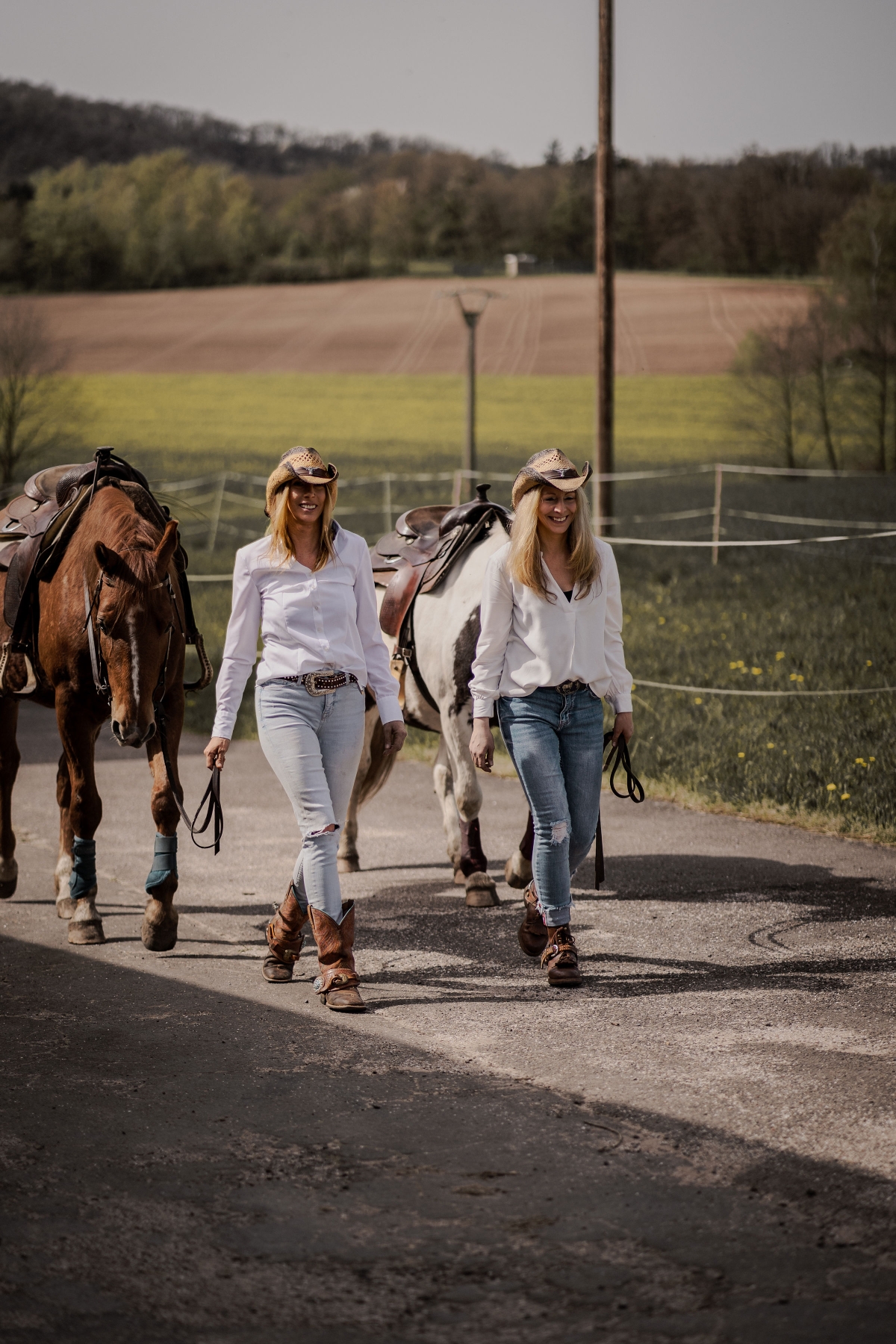 Das sind wir – Martina Weber-Todorov und meine Schwester Alexandra Schmidt – sind von klein auf mit Pferden aufgewachsen. Schon früh hat uns unser Onkel mit der Faszination für diese Tiere angesteckt, und seither begleiten uns Pferde durch unser Leben. Ein Wendepunkt kam, als Aqui, unser spanisches Pferd, Teil unserer Familie wurde. Durch ihn wurde meine Begeisterung für die Tierpsychologie, speziell im Bereich Pferd, neu entfacht. Ich begann ein entsprechendes Studium, um Pferde noch besser zu verstehen und mit ihnen arbeiten zu können. Mit der Zeit reifte in uns der Wunsch, unsere Leidenschaft noch intensiver zu vertiefen. So absolvierten wir gemeinsam den Sachkunde-Lehrgang nach § 11 Tierschutzgesetz sowie einen Kurs in Ausbildung und Training bei der Kölner Pferdeakademie (KPA). Zusätzlich haben wir eine Ausbildung in Reitpädagogik abgeschlossen, um Kindern und Jugendlichen den Zugang zur Welt der Pferde zu ermöglichen. Ich selbst habe darüber hinaus eine Weiterbildung im Bereich heilpädagogisches Reiten absolviert. Unsere Kurse haben uns nicht nur auf die Arbeit mit Pferden vorbereitet, sondern auch auf den respektvollen Umgang mit ihnen. Besonders wichtig ist uns, dass wir Kindern und Jugendlichen die Welt der Pferde mit Freude und ohne Druck näherbringen. Wir möchten, dass sie mit Begeisterung, Spaß und auf Augenhöhe in Kontakt mit den Tieren treten und dabei Vertrauen und Respekt aufbauen.