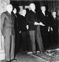 Adenauer betritt den Teppich, der den Hohen Kommissaren vorbehalten ist...