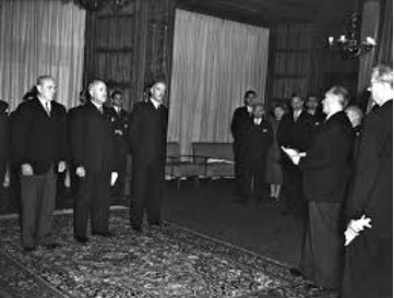 Bundeskanzler Adenauer stellt den Hohen Kommissaren sein Kabinett vor; Übergabe des Besatzungsstatuts (21.9.1949)