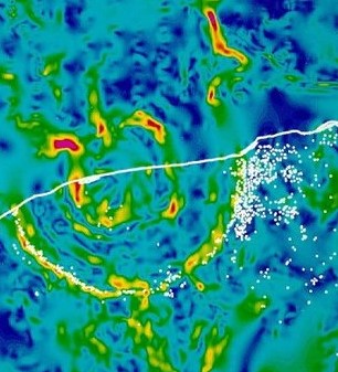 Carte de l'anomalie gravitationnelle du cratère de Chicxulub ; la côte du Mexique apparaît en blanc, les cenotes sont les points blancs.