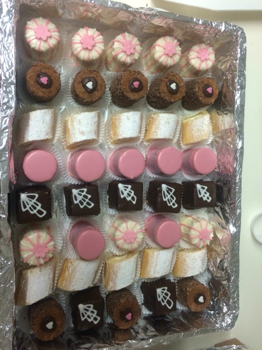 Petit-Four- Schokobananentörtchen, Himbeertörtchen, Schokotörtchen & Punschkrapfen 