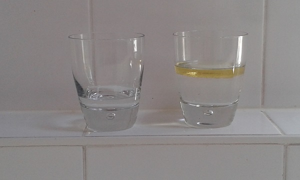 Verre d'eau avec un film d'huile