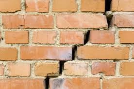 mur de briques lezardé metaphore de la peau atopique