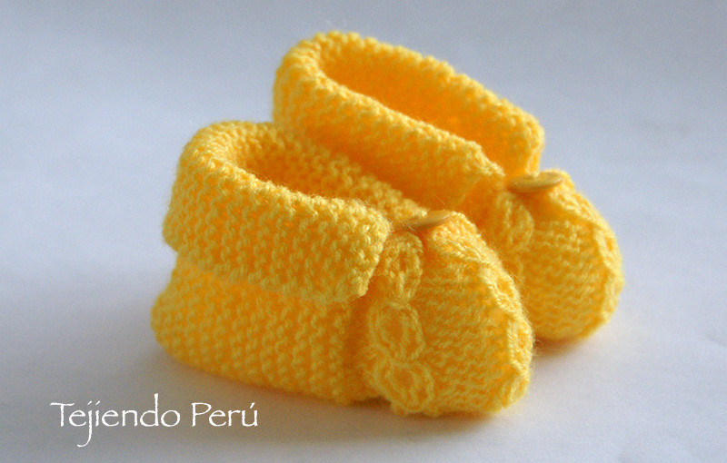 Zapatitos muy fáciles tejidos en punto ojo perdiz 