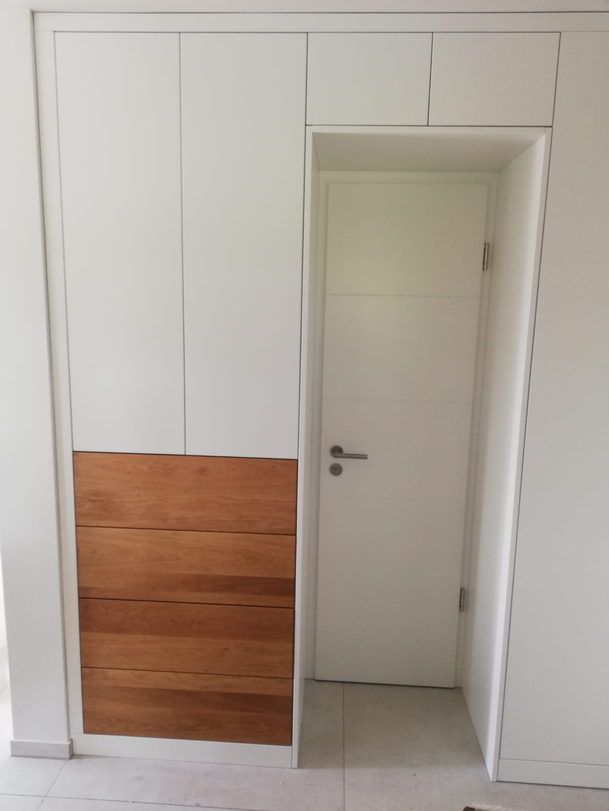 Einbauschrank mit umbauter Türe