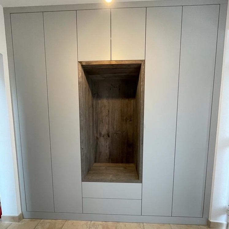 Garderobe in Nische eingebaut